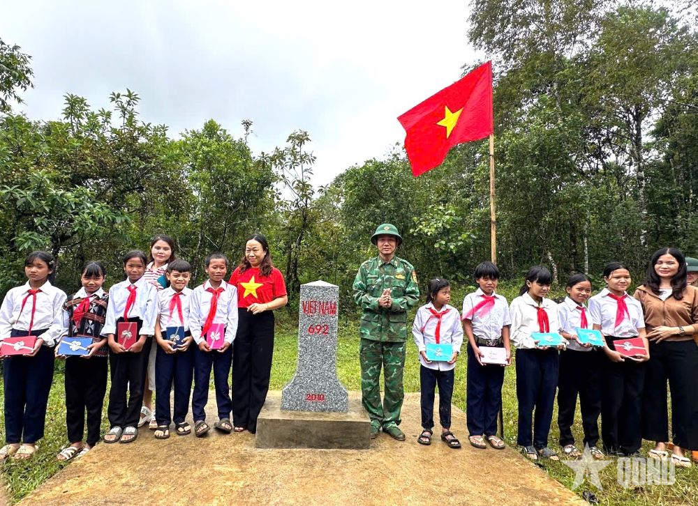 Có cha nuôi Biên phòng, các con tự tin bước vào năm học mới

